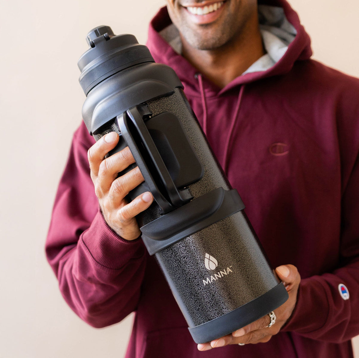 4l-titan-bottle-135-oz-d8 5Manna_Website_Lifestyles-29.jpg
